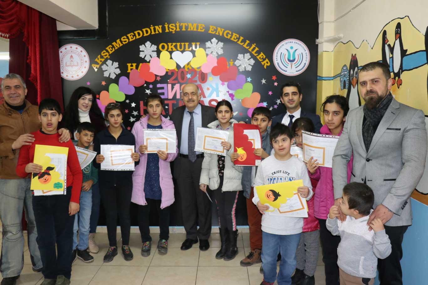 İşitme engelli öğrencilerin karne heyecanı